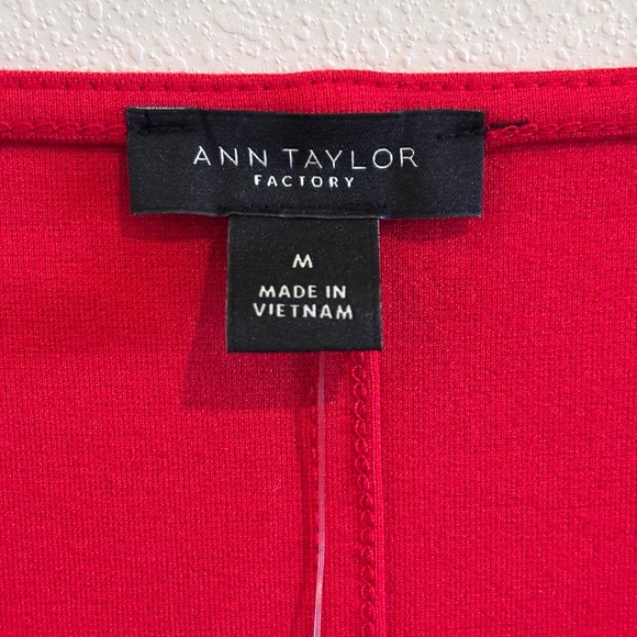 NWT Ann Taylor Factory 3/4 Sleeve Red SZ M Blouse V-Neck - Picture 5 of 9